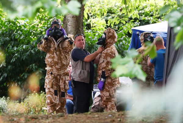 People don military hazardous material protective suits during a police search of Queen Elizabeth Gardens in Salisbury, Britain, July 19, 2018 - Sputnik International