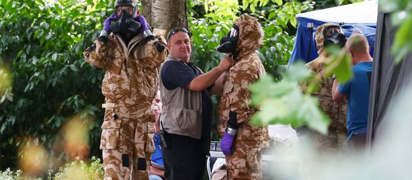 People don military hazardous material protective suits during a police search of Queen Elizabeth Gardens in Salisbury, Britain, July 19, 2018 - Sputnik International