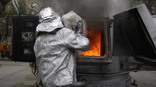 A police officer places a bag of seized cocaine into an incinerator (File) - Sputnik International