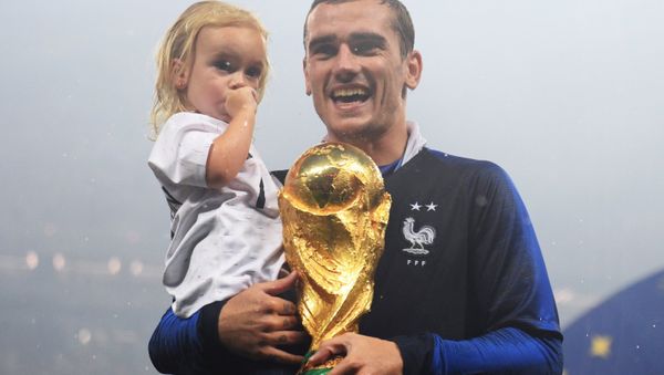 Antoine Griezmann With His Daughter Antoine Griezmann With His Daughter - Sputnik International