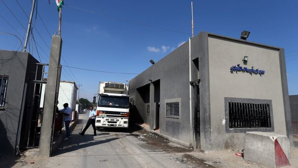 A truck carrying food products arrives at Kerem Shalom crossing in Rafah in the southern Gaza Strip July 10, 2018 - Sputnik International