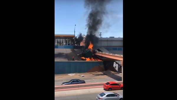 Man Escapes Semi Truck Engulfed in Flames Man Escapes Semi Truck Engulfed in Flames - Sputnik International