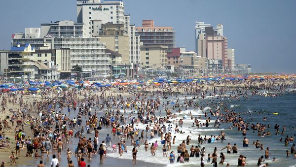 The beach is filled with tourists Saturday, Aug. 19, 2006 in Ocean City, Md. - Sputnik International