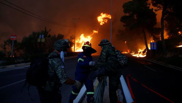 Firefighters and soldiers fall back as a wildfire burns in the town of Rafina, near Athens, Greece, July 23, 2018 Firefighters and soldiers fall back as a wildfire burns in the town of Rafina, near Athens, Greece, July 23, 2018 - Sputnik International