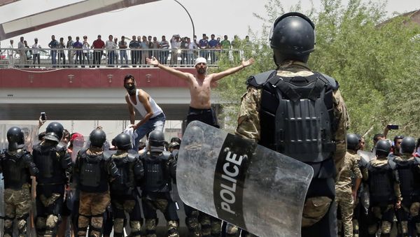 Police prevent protesters from storming the provincial council building during a demonstration in Basra, Iraq, 340 miles (550 kilometers) southeast of Baghdad, on Sunday, July 15, 2018 - Sputnik International