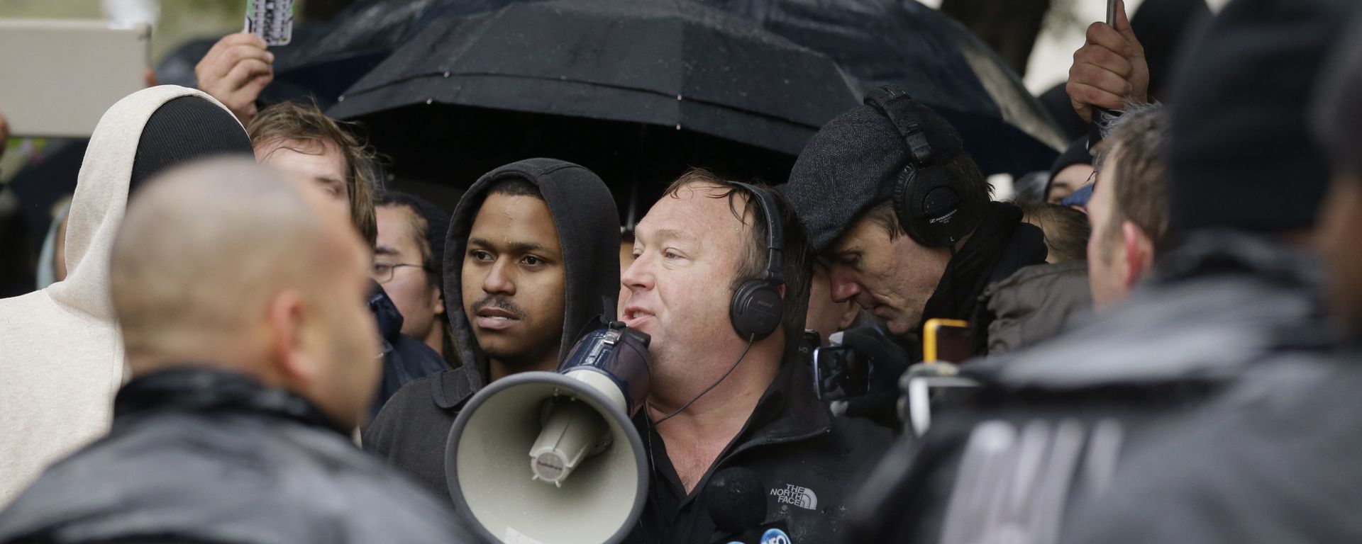Talk show host Alex Jones (C) leads a protest after a ceremony to mark the 50th anniversary of the assassination of John F. Kennedy, Friday, Nov. 22, 2013, at Dealey Plaza in Dallas - Sputnik International, 1920, 30.03.2019