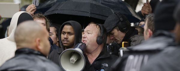 Talk show host Alex Jones (C) leads a protest after a ceremony to mark the 50th anniversary of the assassination of John F. Kennedy, Friday, Nov. 22, 2013, at Dealey Plaza in Dallas - Sputnik International