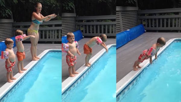Flop of Faith: Toddler All Smiles After Seemingly Painful Dive - Sputnik International