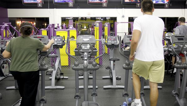 People exercise at Planet Fitness as President Obama delivers his speech on health care on Wednesday, Sept. 9, 2009 in Raleigh, N.C. - Sputnik International