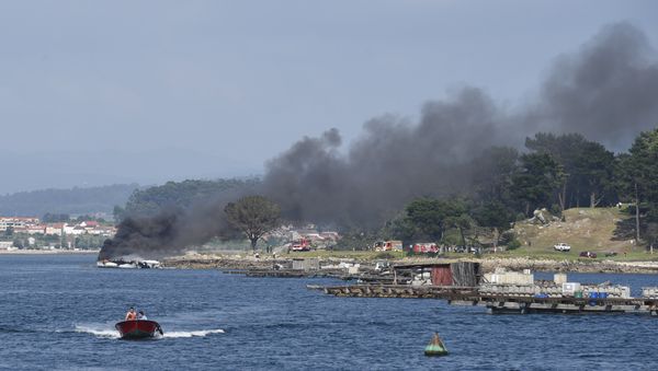 Smoke billows from a catamaran after a fire erupted on board in Grove in the Galician province of Pontevedra on July 24, 2018 - Sputnik International