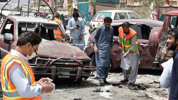 Members of the bomb disposal unit survey the site after a suicide blast, in Quetta, Pakistan July 25, 2018 Members of the bomb disposal unit survey the site after a suicide blast, in Quetta, Pakistan July 25, 2018 - Sputnik International