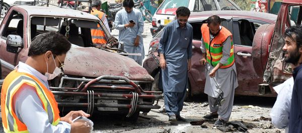 Members of the bomb disposal unit survey the site after a suicide blast, in Quetta, Pakistan July 25, 2018 Members of the bomb disposal unit survey the site after a suicide blast, in Quetta, Pakistan July 25, 2018 - Sputnik International