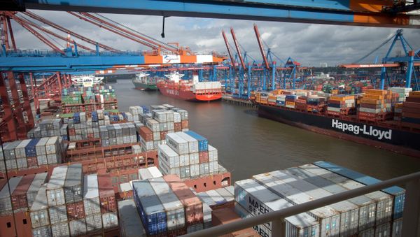 (File) Containers are loaded onto a ship at the container terminal Eurogate at the port of Hamburg, northern Germany on August 25, 2014 - Sputnik International