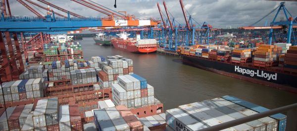 (File) Containers are loaded onto a ship at the container terminal Eurogate at the port of Hamburg, northern Germany on August 25, 2014 - Sputnik International