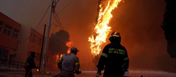 Firefighters and soldiers try to extinguish a wildfire burning in the town of Rafina, near Athens, Greece, July 23, 2018 - Sputnik International