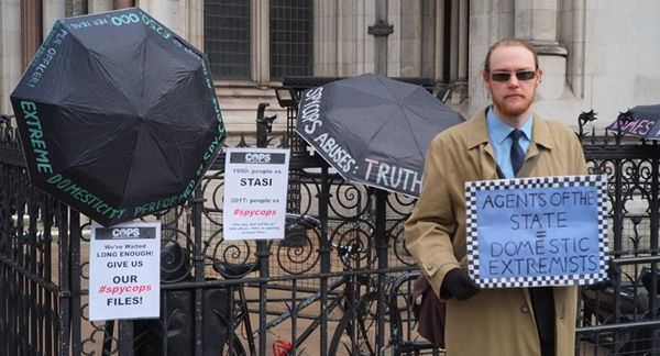 Victim of police spying protests outside the Royal Court of Justice - Sputnik International