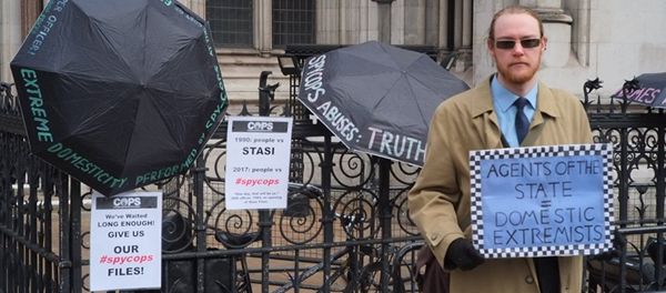 Victim of police spying protests outside the Royal Court of Justice © Kit Klarenberg 2018 Victim of police spying protests outside the Royal Court of Justice © Kit Klarenberg 2018 - Sputnik International