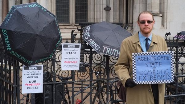 Victim of police spying protests outside the Royal Court of Justice - Sputnik International