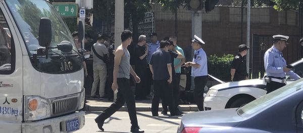 Officials and security personnel stand near the site of a reported blast outside the U.S. Embassy in Beijing, Thursday, July 26, 2018. Officials and security personnel stand near the site of a reported blast outside the U.S. Embassy in Beijing, Thursday, July 26, 2018. - Sputnik International