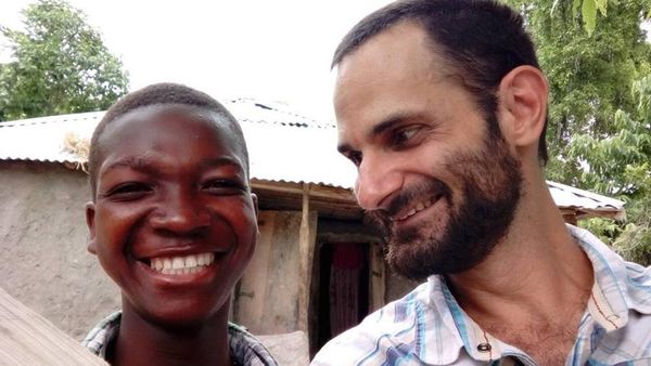 James Arbaugh (R) is seen with a Haitian boy - Sputnik International