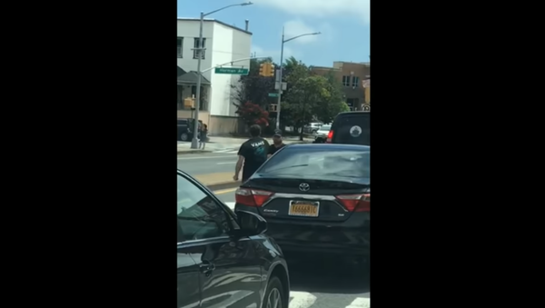 Road rage fight in New York City' Brooklyn ends with man smashed between cars - Sputnik International