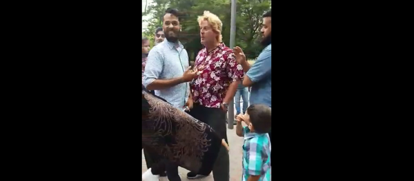 Canadian man verbally assaults Muslim family waiting in line at Toronto's Jack Layton Ferry Terminal Canadian man verbally assaults Muslim family waiting in line at Toronto's Jack Layton Ferry Terminal - Sputnik International