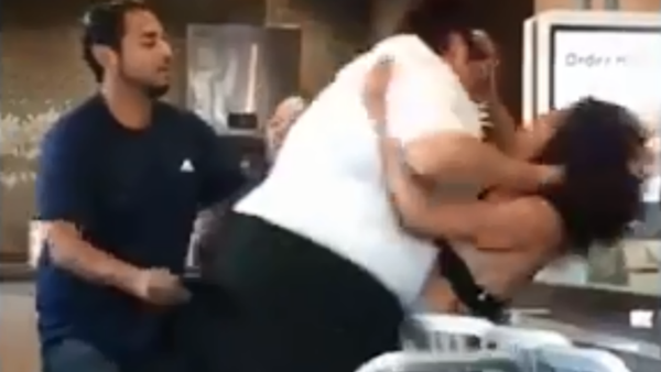 McDonald's employee gets into fight with customer after throwing milkshake - Sputnik International