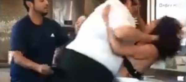 McDonald's employee gets into fight with customer after throwing milkshake - Sputnik International