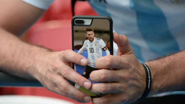 The photo of the player of Argentina national team Lionel Messi on the fan's smartphone - Sputnik International