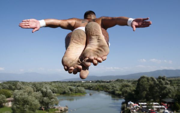 Winning jump of high diving competition in Kosovo - Sputnik International