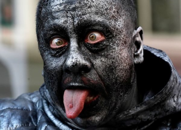 Artist during festival of marching statutes in Belgium. - Sputnik International