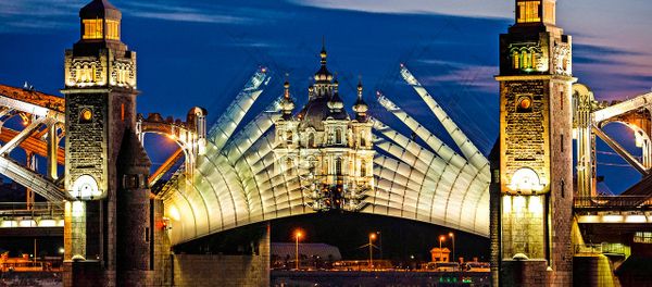Разводка моста Петра Великого во время белых ночей в Санкт-Петербурге Разводка моста Петра Великого во время белых ночей в Санкт-Петербурге - Sputnik International