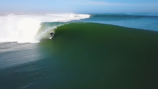 Surfer Koa Smith creates magic by riding Namibian wave for two minutes, conquering eight barrels. - Sputnik International