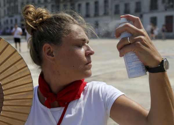 Spraying heat away in France - Sputnik International