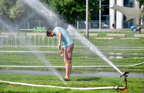 Escaping hot weather under water jets - Sputnik International