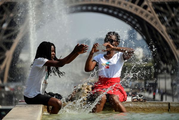 Girls chilling at Paris' Eiffel Tower - Sputnik International