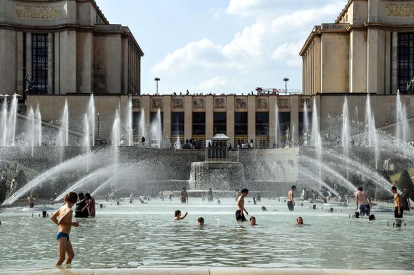 Bathing at Paris' post-card Eiffel Tower - Sputnik International