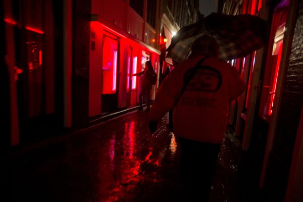 People walk through a narrow alley in the Red Light district in Amsterdam, Netherlands, Friday, Dec. 8, 2017. Every weekend, the heart of the historic port city, with its strip joints, seedy bars and scantily-clad prostitutes flaunting themselves behind plate glass windows, is overrun by foreign visitors over for stag and hen nights or to smoke marijuana in one of the city's many coffee shops. People walk through a narrow alley in the Red Light district in Amsterdam, Netherlands, Friday, Dec. 8, 2017. Every weekend, the heart of the historic port city, with its strip joints, seedy bars and scantily-clad prostitutes flaunting themselves behind plate glass windows, is overrun by foreign visitors over for stag and hen nights or to smoke marijuana in one of the city's many coffee shops. - Sputnik International