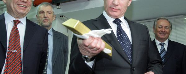 January 24, 2011. Russian Prime Minister Vladimir Putin holding a gold bar while visiting the Central Depository of the Bank of Russia. Georgy Luntovsky (left), first deputy chief of the Central Bank of Russia January 24, 2011. Russian Prime Minister Vladimir Putin holding a gold bar while visiting the Central Depository of the Bank of Russia. Georgy Luntovsky (left), first deputy chief of the Central Bank of Russia - Sputnik International
