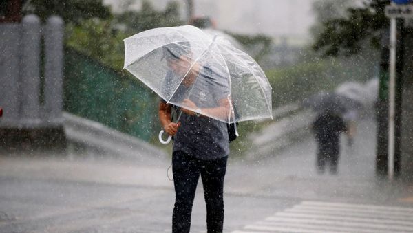Passersby using umbrella struggles against a heavy rain and wind as Typhoon Jongdari approaches Japan's mainland in Tokyo, Japan July 28, 2018. Passersby using umbrella struggles against a heavy rain and wind as Typhoon Jongdari approaches Japan's mainland in Tokyo, Japan July 28, 2018. - Sputnik International