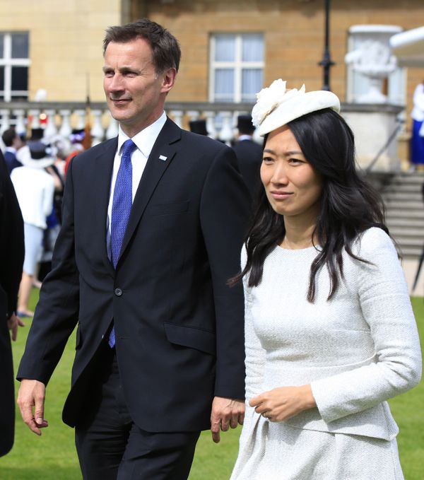 Britain's Health Minister Jeremy Hunt (L) and his wife Lucia, attend a garden party hosted by Britain's Queen Elizabeth II at Buckingham Palace in London on May 19, 2016. Britain's Health Minister Jeremy Hunt (L) and his wife Lucia, attend a garden party hosted by Britain's Queen Elizabeth II at Buckingham Palace in London on May 19, 2016. - Sputnik International