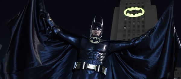 Caeser Saend, of Los Angeles, poses in front of a Bat-Signal projected onto City Hall at a tribute to Batman star Adam West on Thursday, June 15, 2017, in Los Angeles Caeser Saend, of Los Angeles, poses in front of a Bat-Signal projected onto City Hall at a tribute to Batman star Adam West on Thursday, June 15, 2017, in Los Angeles - Sputnik International