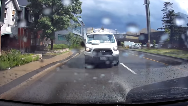 Van splashing pedestrians - Sputnik International