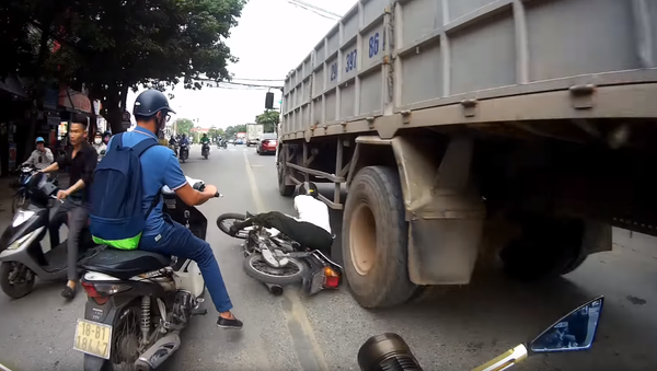 Vietnamese Commuter Almost Splattered After Avoiding Head-on Collision - Sputnik International