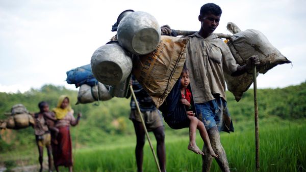 Rohingya refugees walk through a paddy field after crossing the Bangladesh-Myanmar border in Cox's Bazar, Bangladesh September 8, 2017. Rohingya refugees walk through a paddy field after crossing the Bangladesh-Myanmar border in Cox's Bazar, Bangladesh September 8, 2017. - Sputnik International