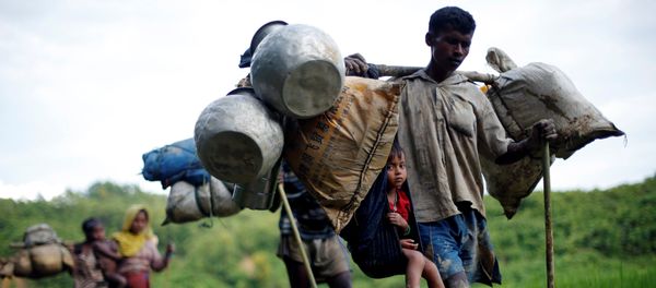 Rohingya refugees walk through a paddy field after crossing the Bangladesh-Myanmar border in Cox's Bazar, Bangladesh September 8, 2017. - Sputnik International