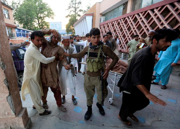 Men carry an injured man in a hospital after a suicide attack in Jalalabad, Afghanistan July 30, 2018 - Sputnik International