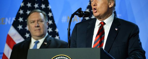 US President D. Trump and State Secretary Mike Pompeo at NATO conferense - Sputnik International