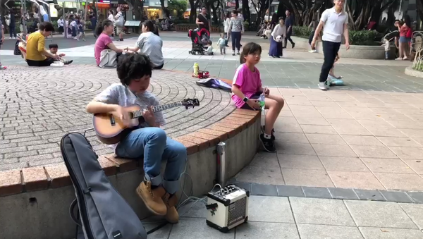 ‘This Thing On?’ Taipei Crowd Seems Unimpressed With Boy’s Ukulele Skills - Sputnik International
