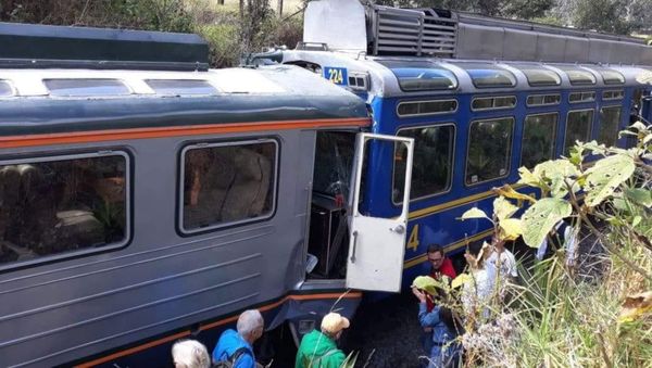 In this photo provided by the government news agency Andina, passeners observe two trains after they collided in Cuzco, Peru, Tuesday, July 31, 2018 - Sputnik International
